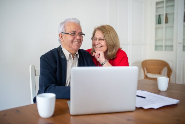Vero Senior Support Apple MacBook Senior Couple