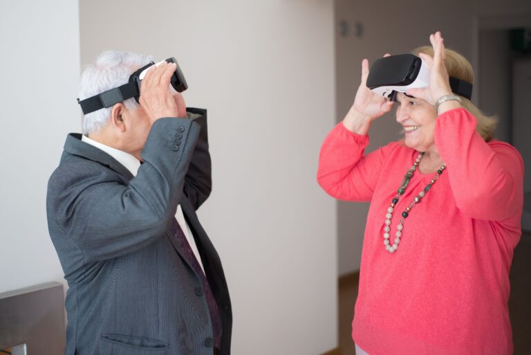 Vero Senior Support VR Smart Device Senior Couple
