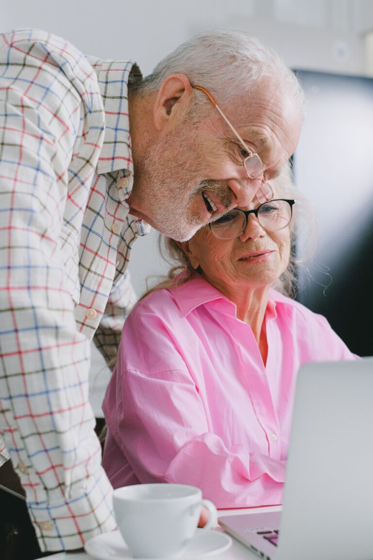 Vero Senior Support Laptop Senior Couple