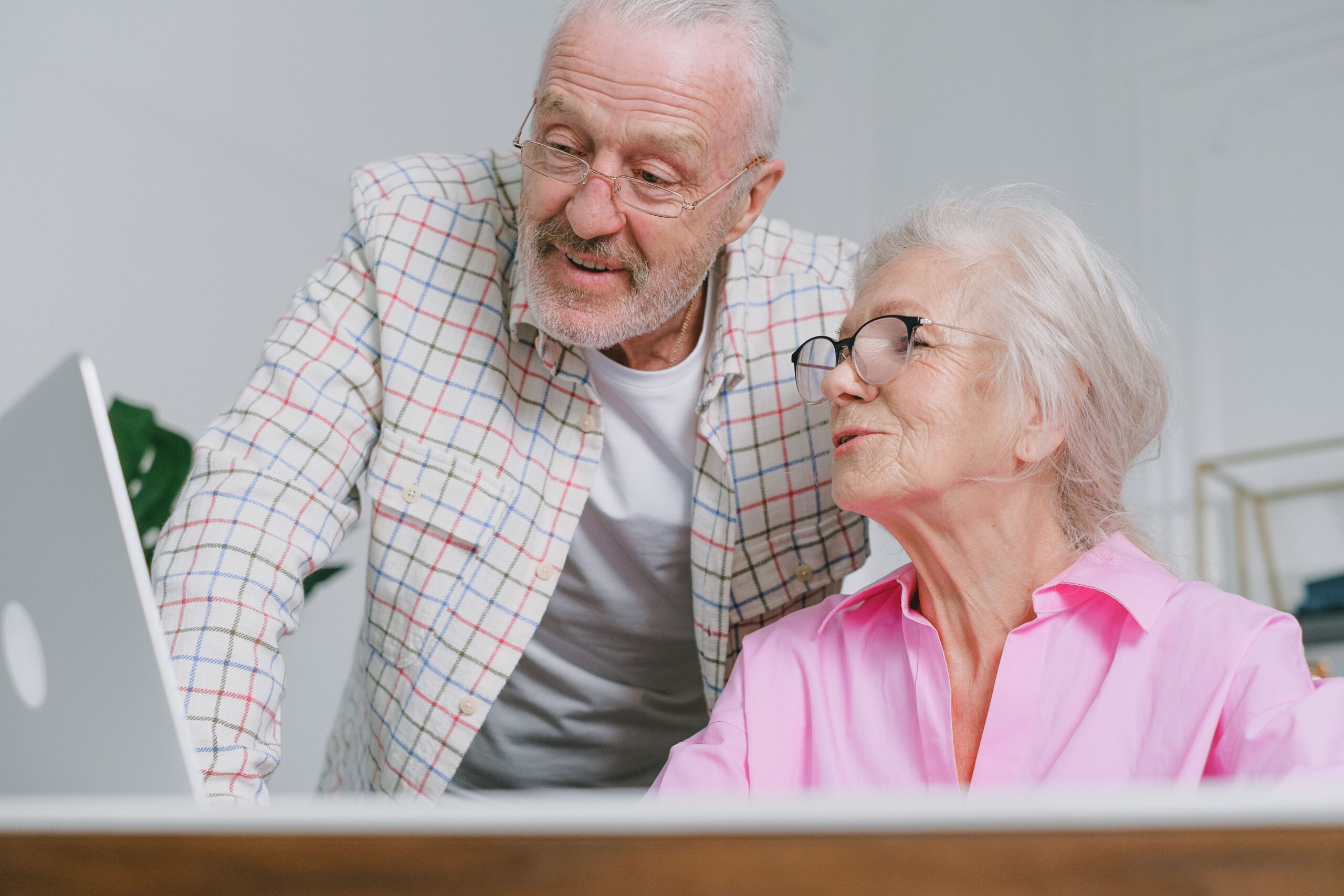 Vero Senior Support Couple on Laptop